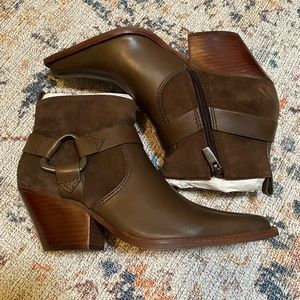 NWOT Vince Camuto short brown boots size 7